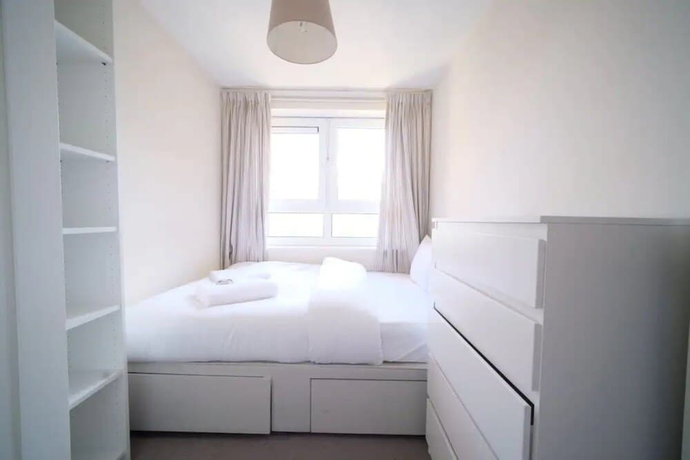Spacious 3 Bedroom Apartment in Battersea With Terrace