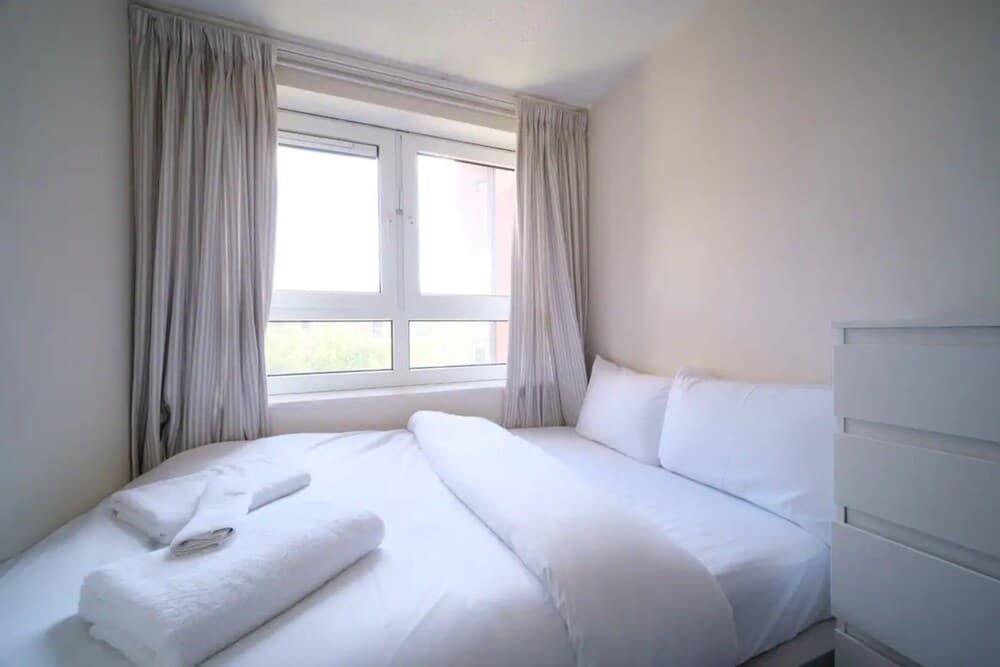 Spacious 3 Bedroom Apartment in Battersea With Terrace