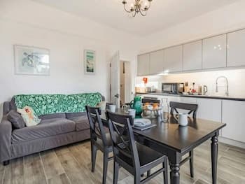 Lovely Villa 1 King 1 Double Sofa 4 Single Beds