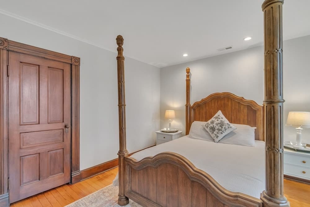 Orting Manor - Charming And Historic! 6 Bedroom Residence by Redawning