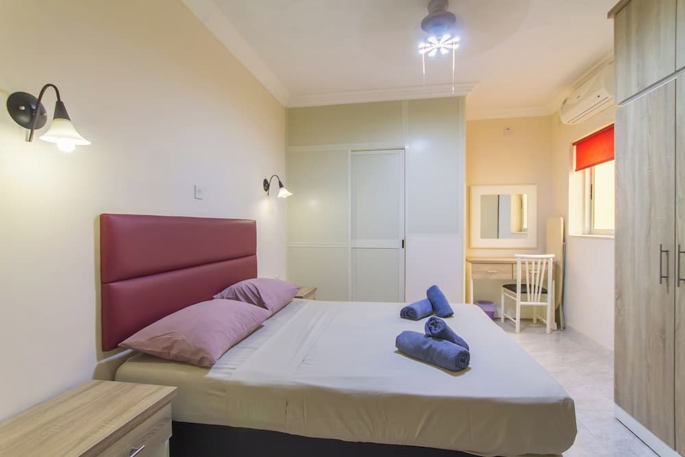 Pool and Sea, charming Merill Apart 5