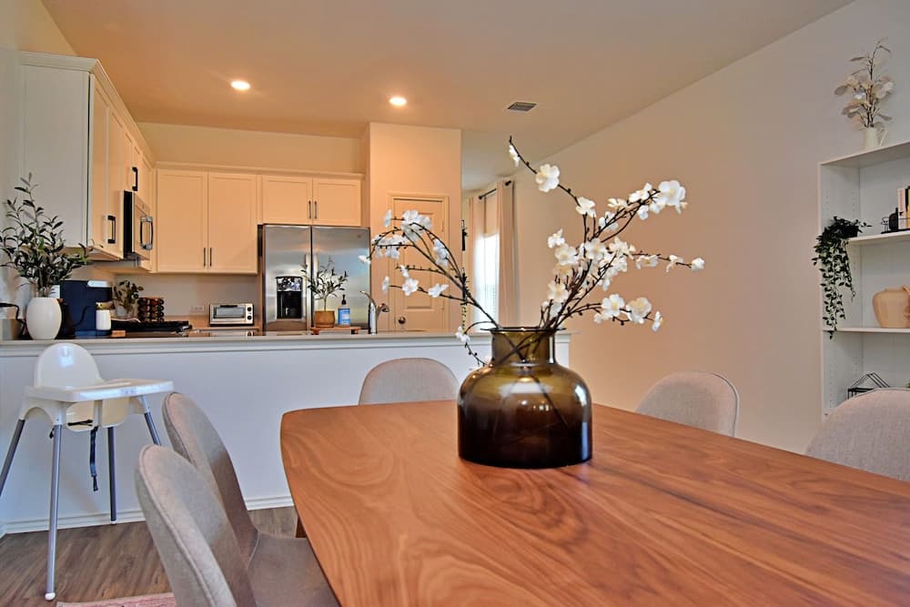 Long-term Stays Family-friendly Communal Pool!