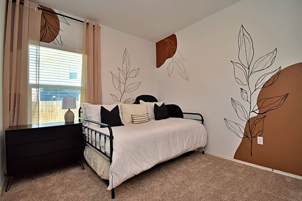 Long-term Stays Family-friendly Communal Pool!