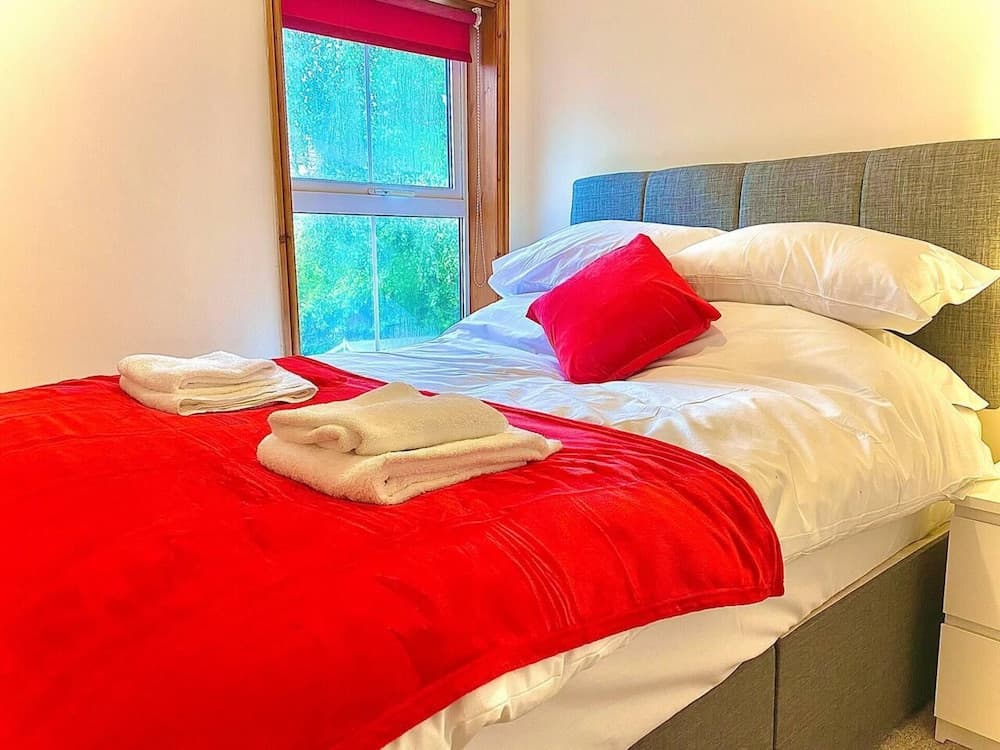 Stunning 3-bed House in Bedford, Quiet Location