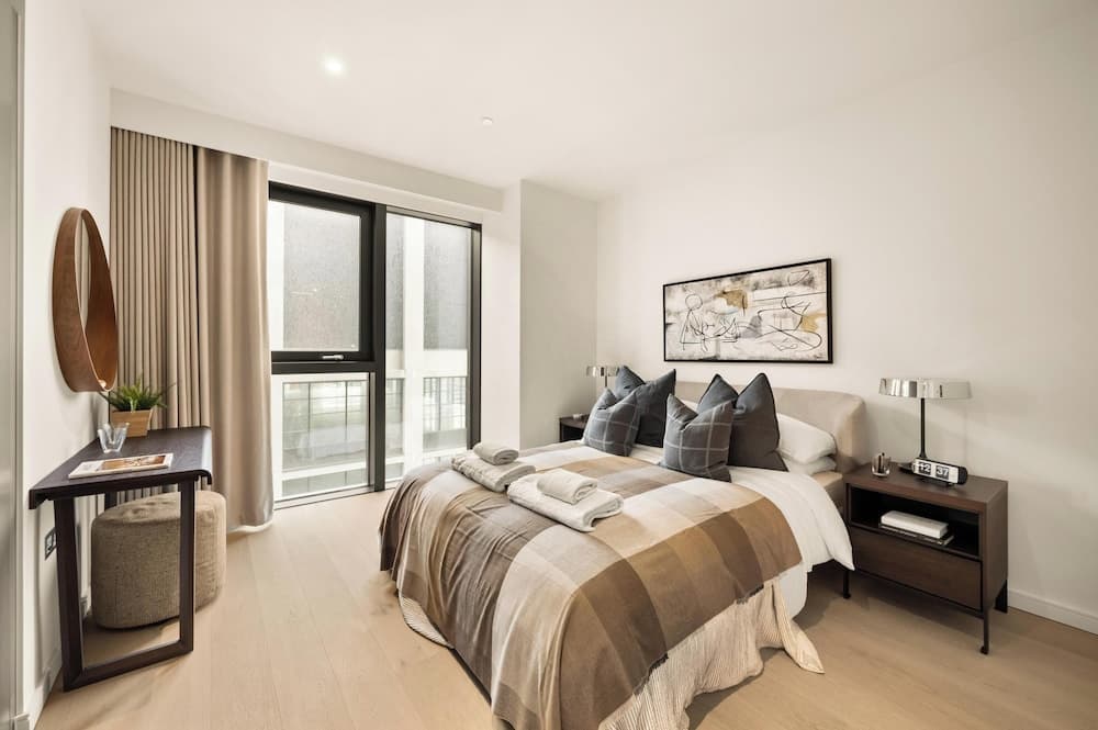 Stylish two Bedroom Apartment With River Views in Docklands