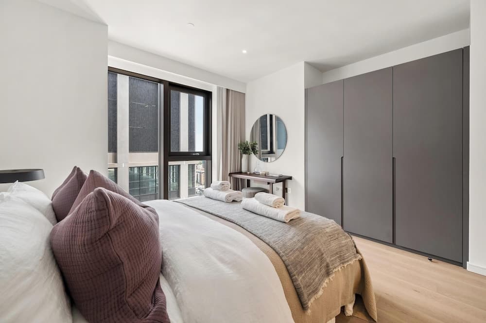 Stunning two Bedroom Docklands Apartment With Balcony