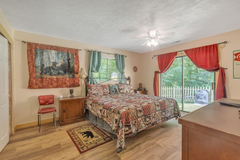 Thirsty Bear Den - Relaxing Pet Friendly Cabin In Gatlinburg 3 Bedroom Home by Redawning