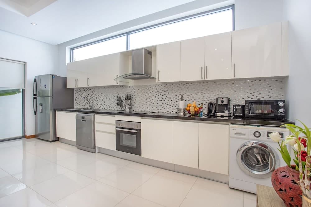 Modern 4BR Pool Villa Virginie Naiharn