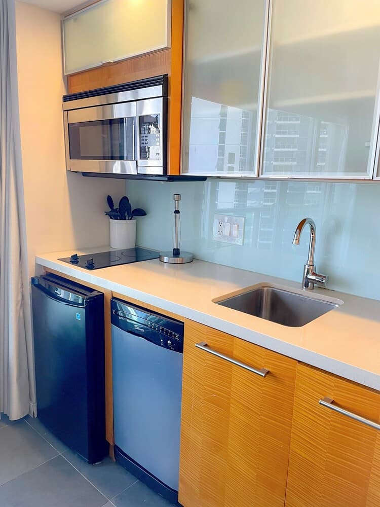 Ala Moana 1826 1 Bedroom Condo by Redawning