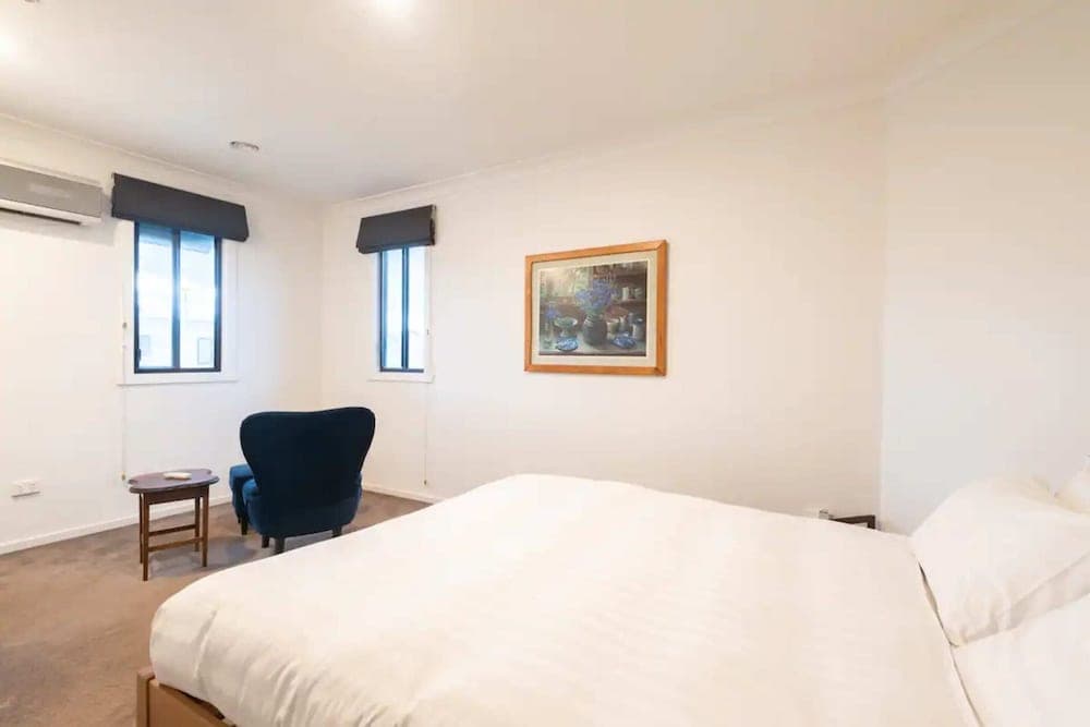 Spacious 2 Bedroom Apartment in Brunswick With Patio and Parking