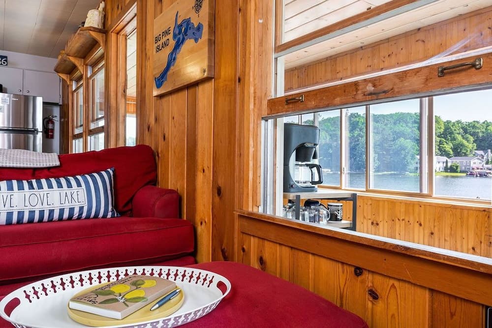 Cottage on Big Pine Island Lake