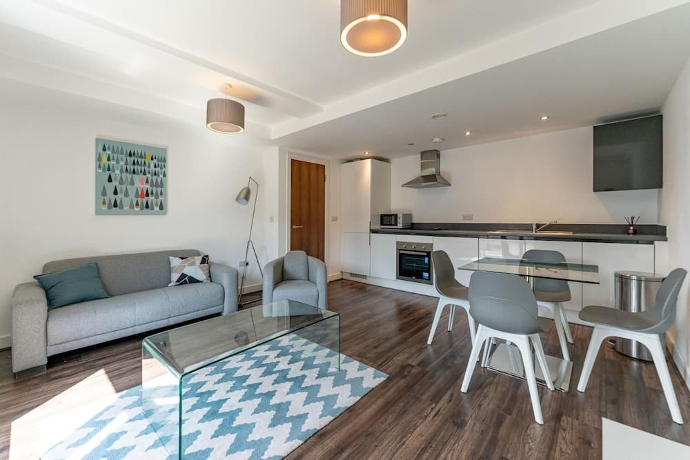 Modern 1 Bedroom Apartment With Parking