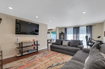 Beautiful Home With Private Hot Tub Close To Everything 4 Bedroom Residence by Redawning