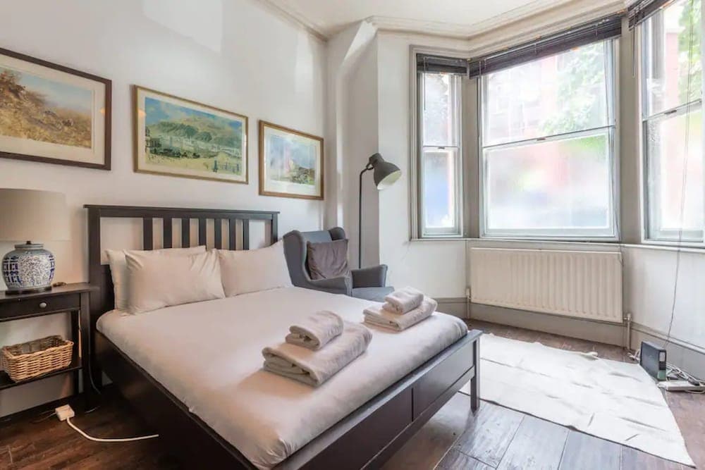 Eclectic 2 Bedroom Victorian era Apartment in Oval