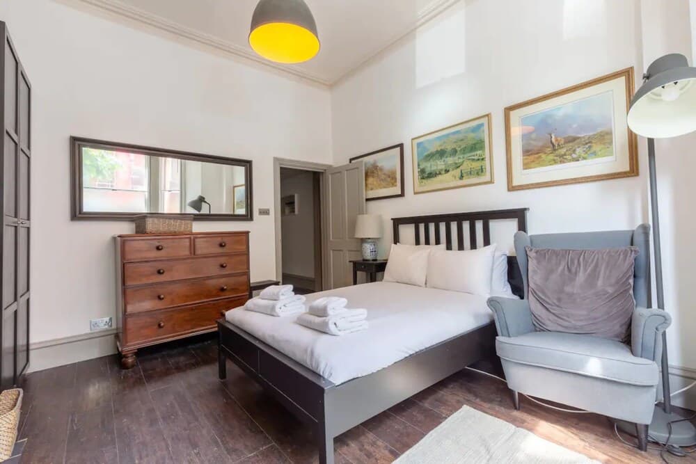 Eclectic 2 Bedroom Victorian era Apartment in Oval