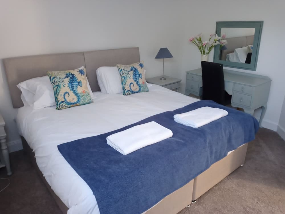 5 Bedrooms/sleeps 10-12/free Wifi & Parking/garden