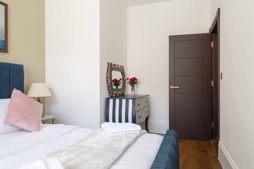 Beachfront Escape & Wow Sea Views, Luxury Retreat