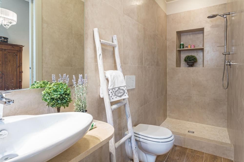 Casa Janca in Lucca With 1 Bedrooms and 2 Bathrooms