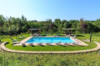 Kinzia Farmhouse Apartment Close to Lucca Walls