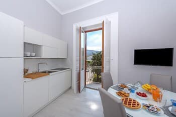 Maramia Apartment A Short Stroll From Beach City Centre and Train Station