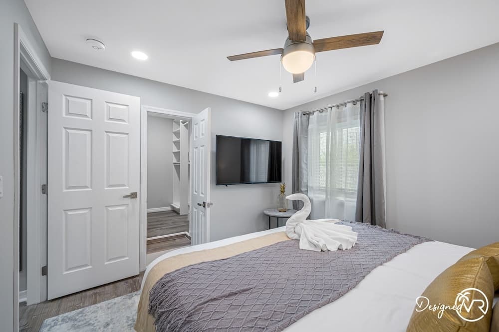 Chic 8BR with Heated Pool & Waterview