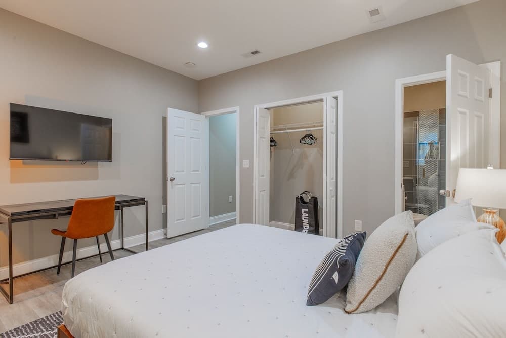 Baltimore's Home Away From Home 2 Bedroom Apts by Redawning