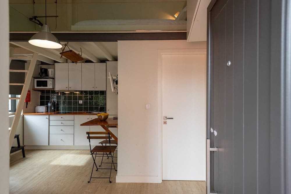 Mezzanine Stylish Apartment P by Vacationy