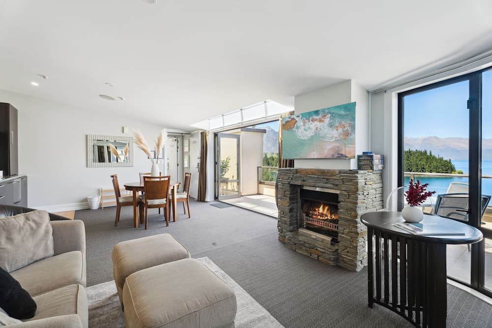 2-BEDROOM PENTHOUSE APARTMENT - THE BEACON 1004