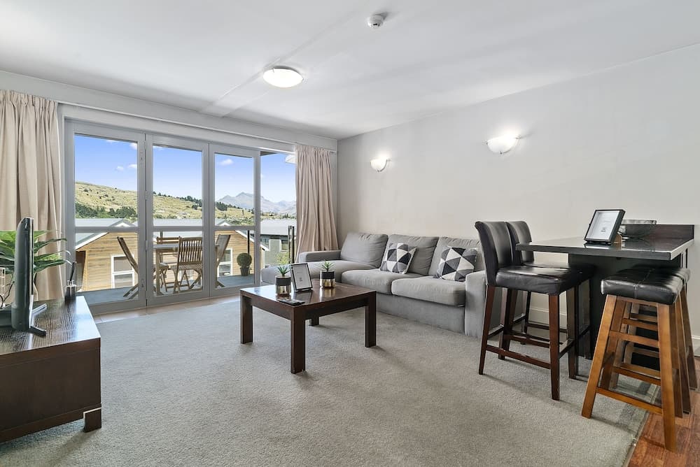 LAKESIDE LIVING - MODERN 2-BEDROOM APARTMENT