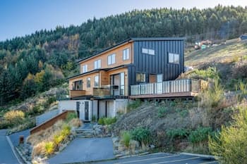 A LUCKIE CHARM - 8 BEDROOM TOWNHOUSE