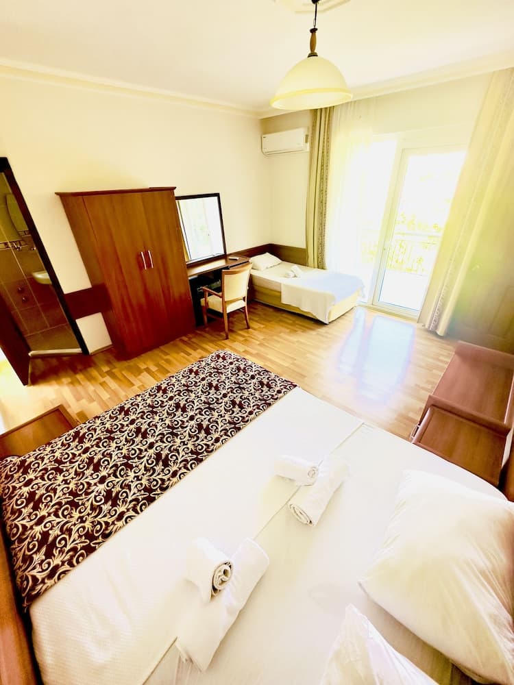 Felicity Hotel & Bungalows