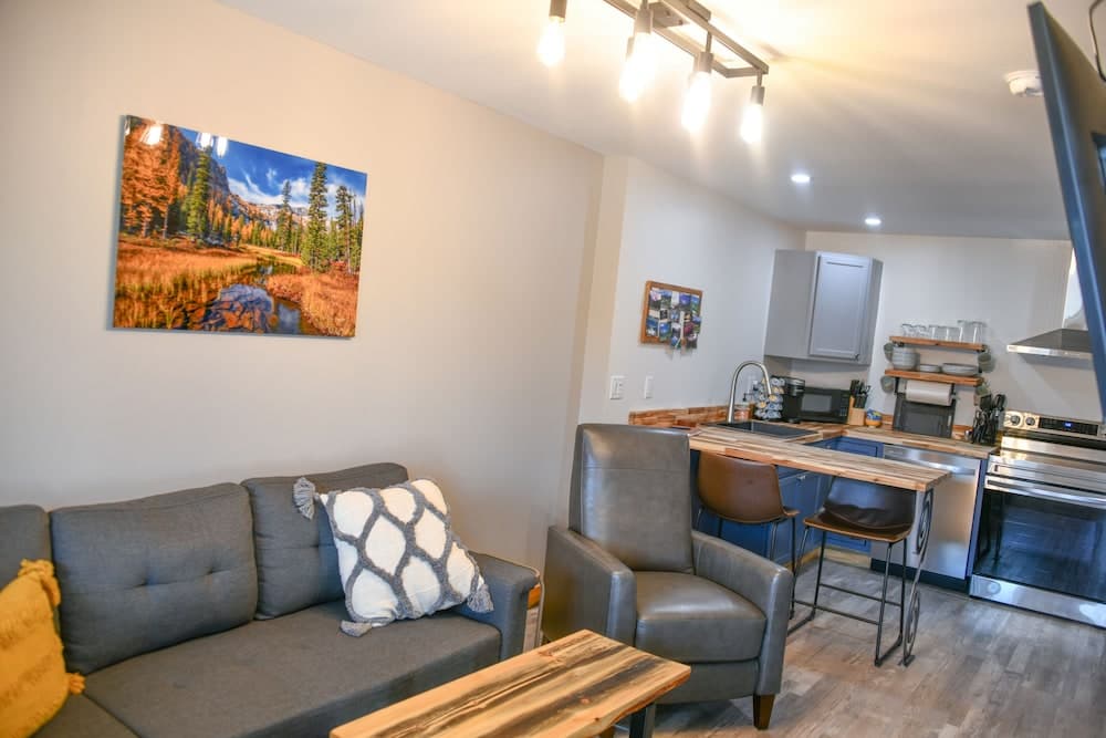 The Darmont Hotel and Suites