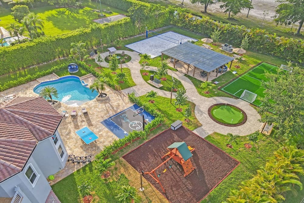 Lavish 8 Br Estate with Pool & Courts