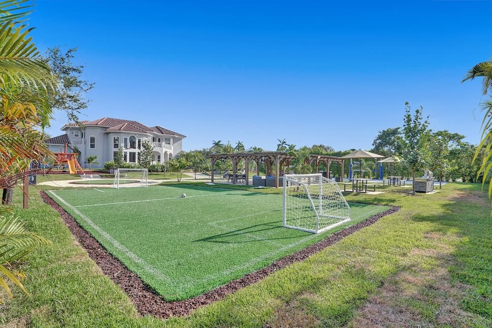 Lavish 8 Br Estate with Pool & Courts