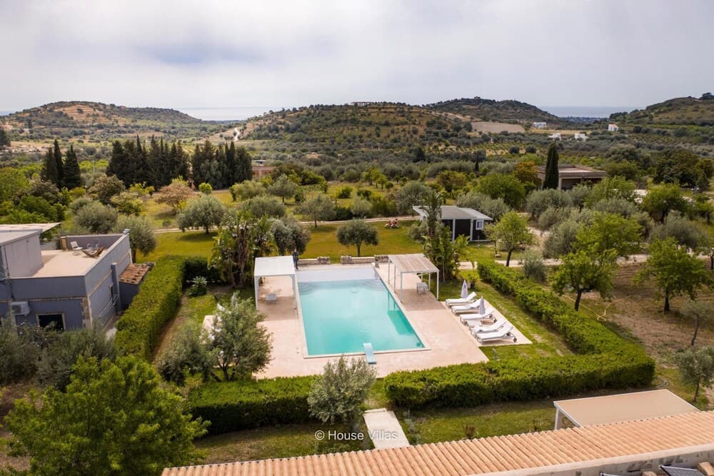 Contrabass Room in Avola