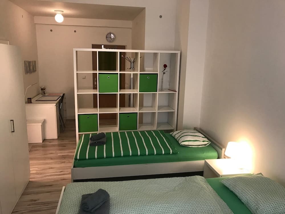 3 Bed Flat - Sleeps 20 - Smoking Room - Wifi