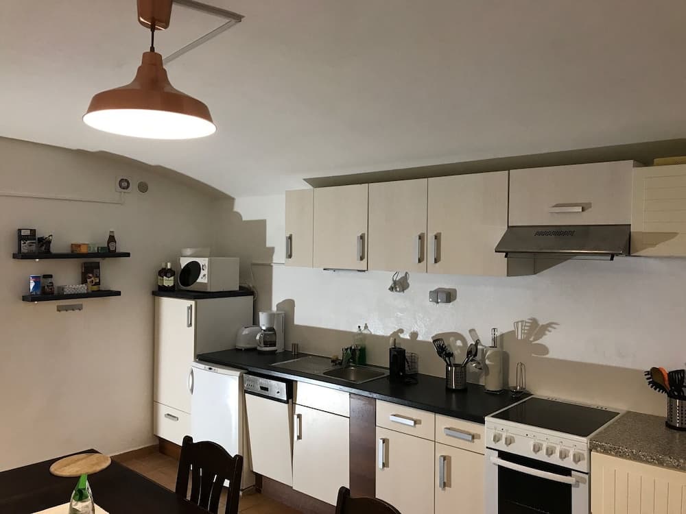 3 Bed Flat - Sleeps 20 - Smoking Room - Wifi