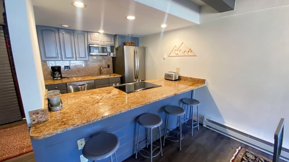 #001 Vail International