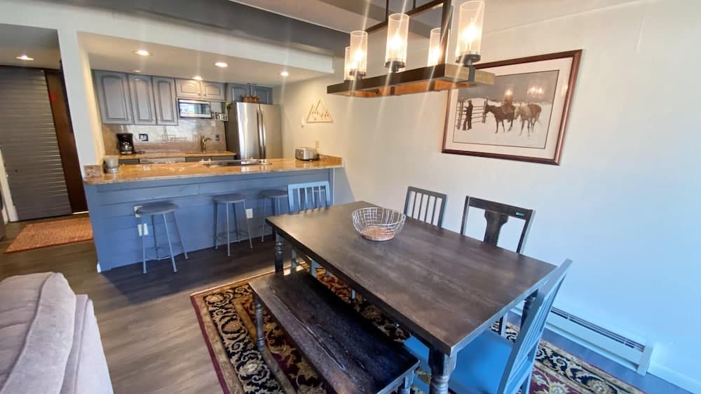 #001 Vail International