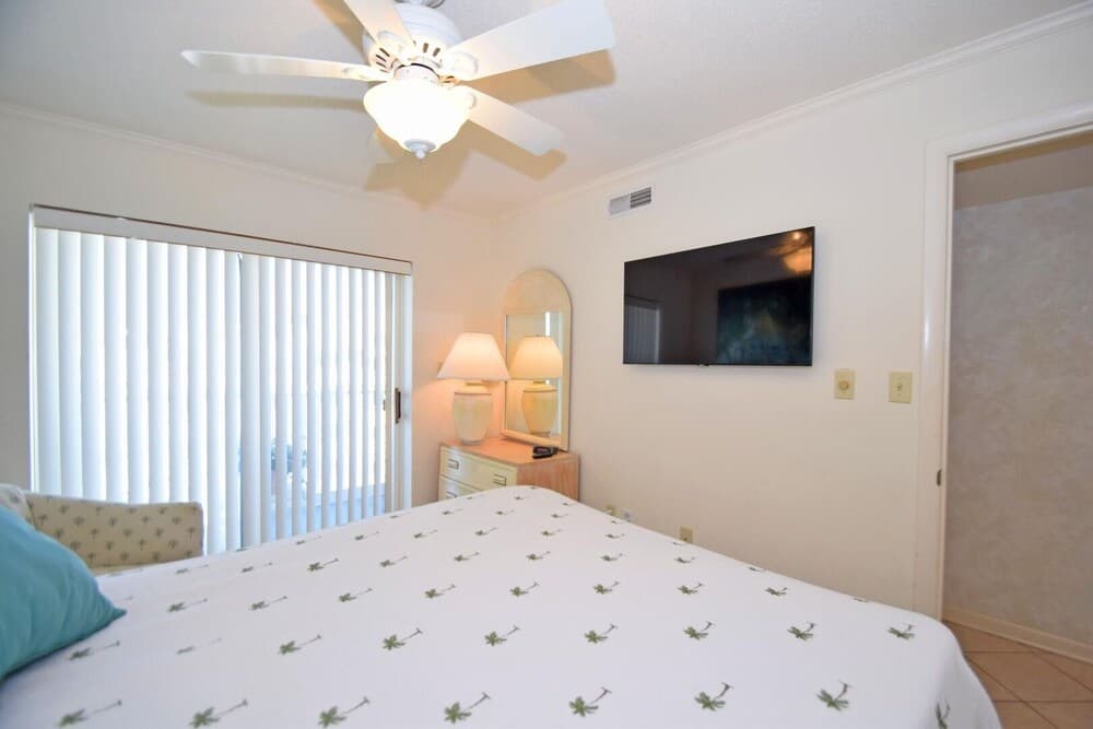 Sungate 401 3 Bedroom Condo by RedAwning