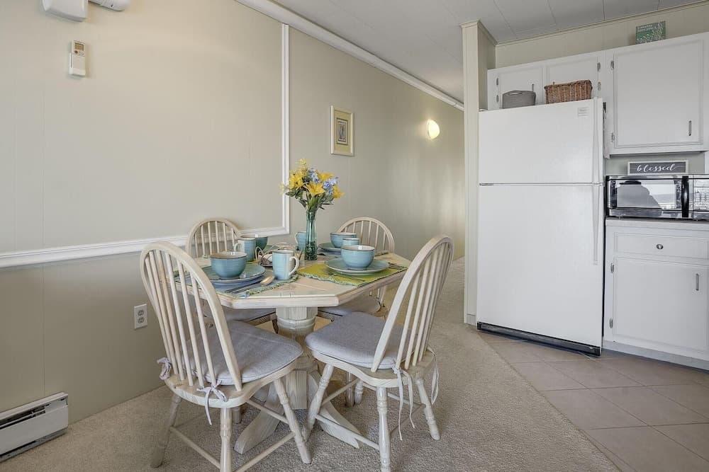 Beachcrest 17 1 Bedroom Condo by RedAwning