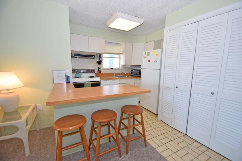 Alameda 5 2 Bedroom Condo by RedAwning