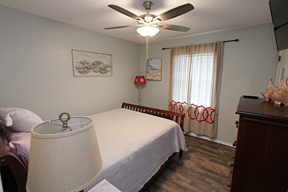 The Peaceful One 3 Bedroom Home by Redawning