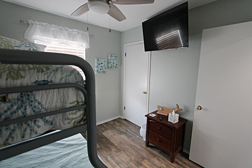 The Peaceful One 3 Bedroom Home by Redawning