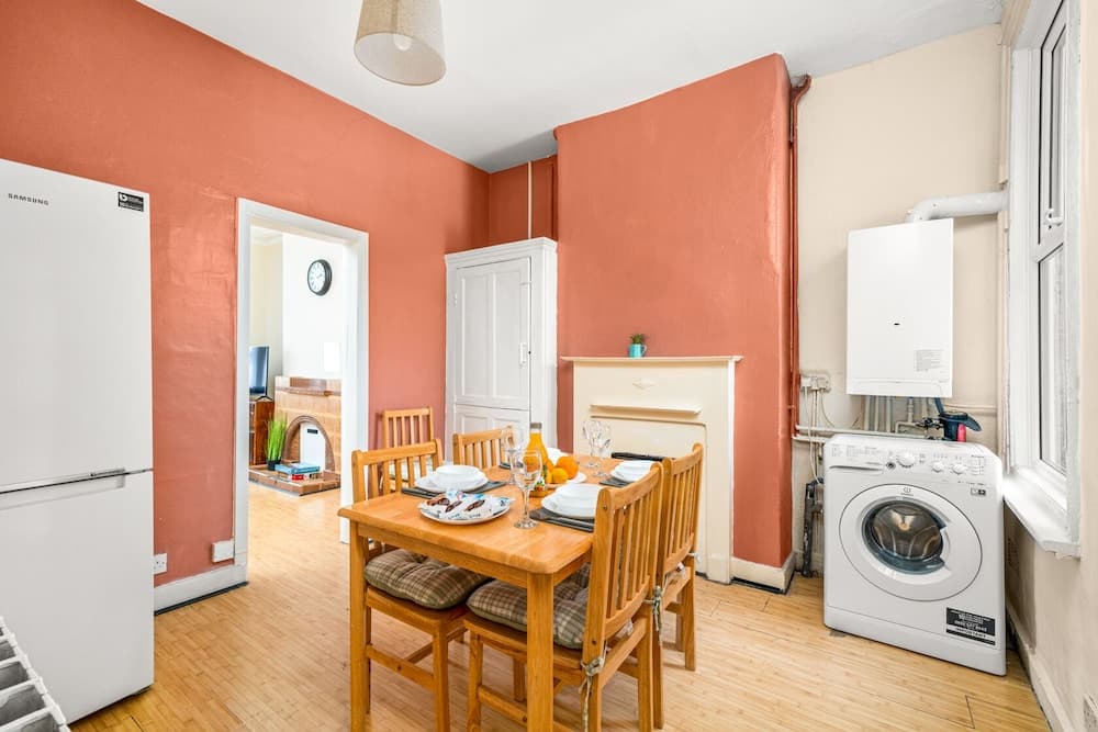 Homely 4-bedroom Home With 2 Baths & Free Parking