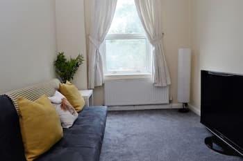 Lovely 4-Bedroom Home in Woodcote Fold