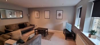 Lovely 2-BR Holiday Flat - Free Parking