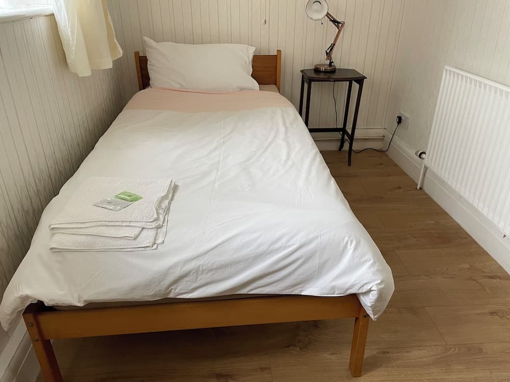 Renovated 4-bed Home, Sleeps 9 With Parking & Spa