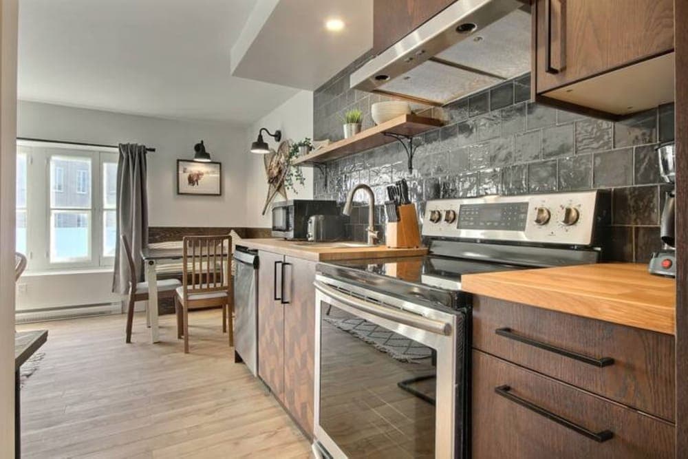 Unique & Sunny Top Floor Old Quebec Gem