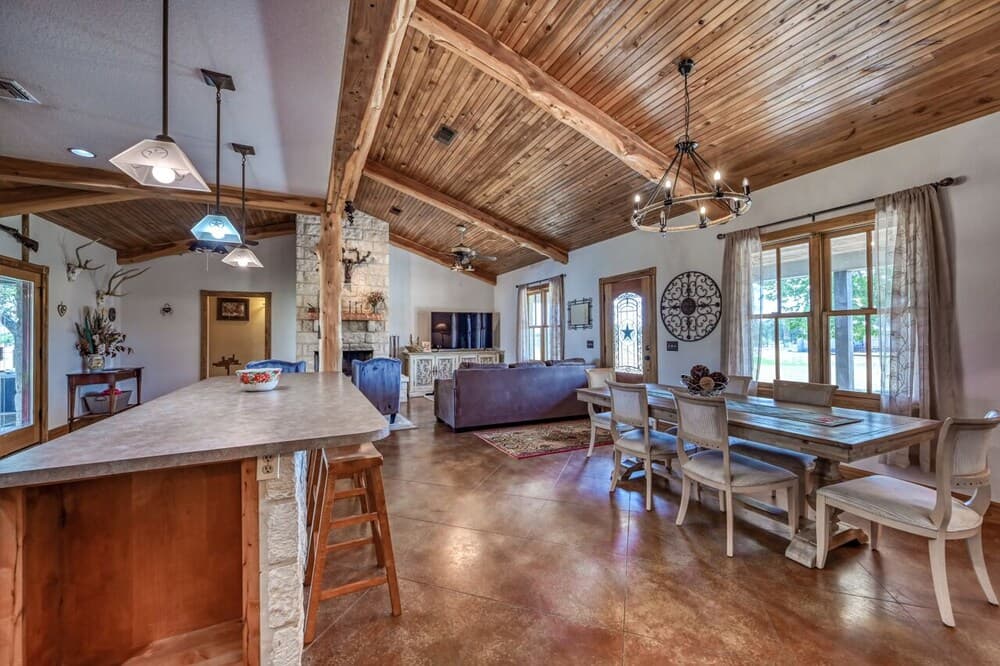 Charming Country Home With Hot Tub & Fire Pit!